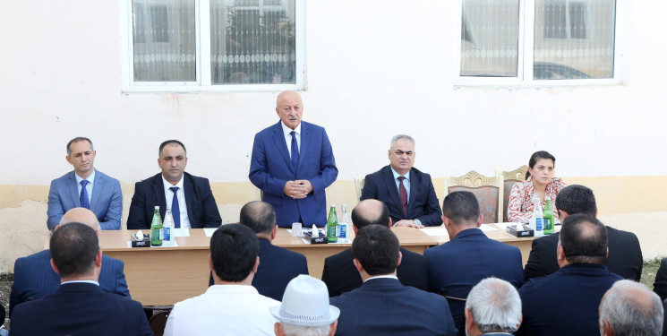 Ağcabədi Rayon İcra Hakimiyyətinin başçısı Rafil Hüseynov Minaxorlu kəndində sakinlərlə səyyar qəbul-görüş keçirib.
